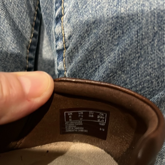 Brown 7.5 wide shoes slip-ons collection by Clark’s. Elastic sides - Picture 10 of 11